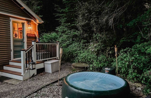 The Little Lake Cabin with hot tub