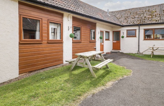 THE LITTLE OWLS (NO6), romantic, country holiday cottage in Watchet