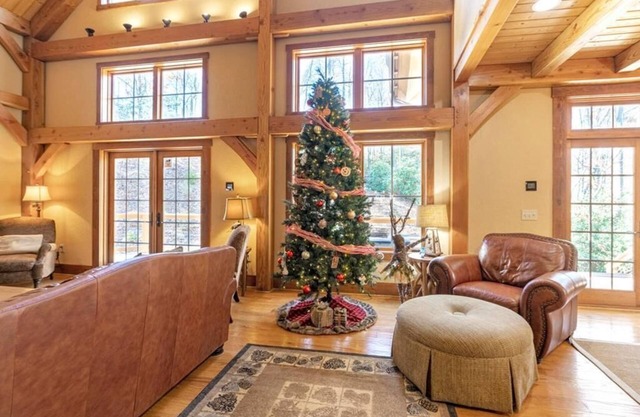 The Lodge at Twin Rivers- Two Outdoor Fire-Pits, Large open area for 16 guests, Hot Tub, Pet Fr.