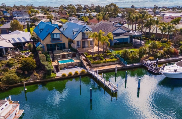 The Loft - Beautiful waterfront accommodation on the canals in Paynesville.