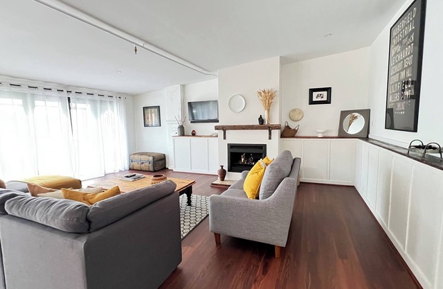 THE LOFT of ANNANDALEnFunky oversized warehouse apartment in the village heart