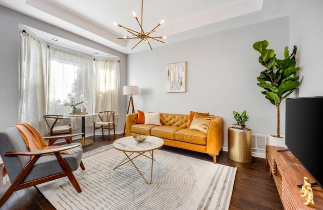 The Logandale: HUGE Mid-Century Home, sleeps 15