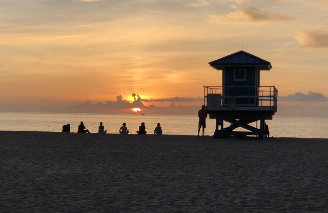 The Madison 5 - Cute & Cozy 1 bedroom beach apartment steps to the beach