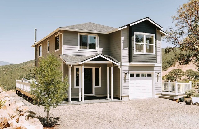The Madrone House, Country Getaway with Mountain Views and Fresh Air.