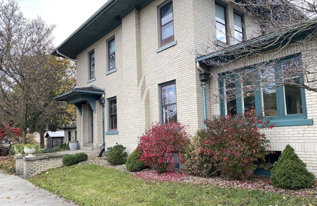 The Manor - Spacious, Elegant, and in a great location!