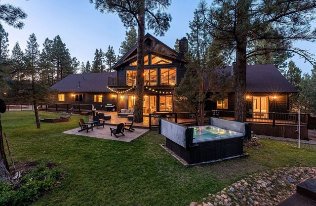 The Meadowbrook. Luxury. Games. BBQ. Huge private Back yard