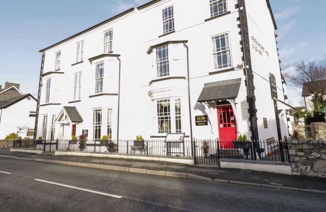 THE MEADOWSWEET APARTMENT, pet friendly in Llanrwst