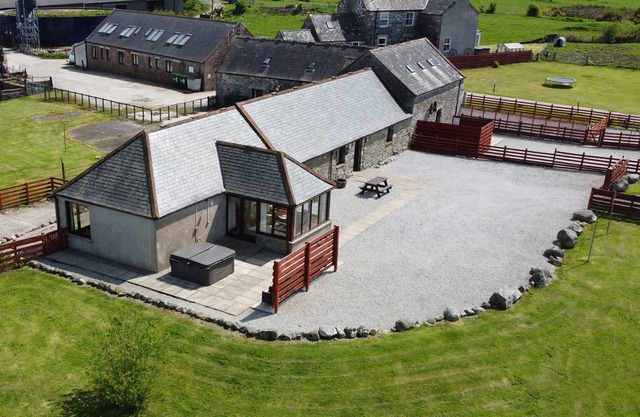 THE MIDDLE BYRE, pet friendly, with hot tub in Gatehouse Of Fleet