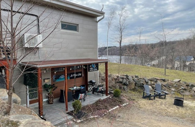 The Mini Loft Spamania Spa/sauna/steam room/privateBalcony and private outdoor fireplace!