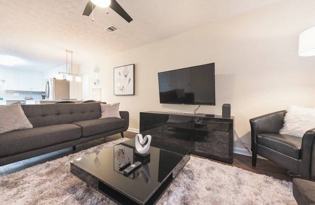 The Modern Serenity Townhome -10 mins to Horsepark