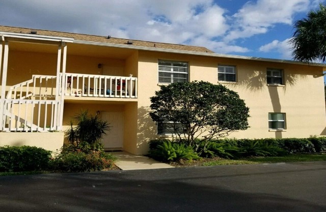 The Moorings within minutes of Gulf Beaches, golf and Old Naples & restaurants