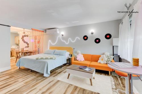 The Moose #10 - Stylish Loft with King Bed, Free Parking & Wi-Fi