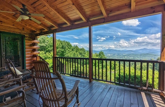 The Mountain House -Premium Mountain Retreat with Hot Tub and Stunning Views Pet