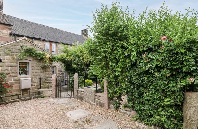 THE MOUSE HOUSE, romantic, with open fire in Winster