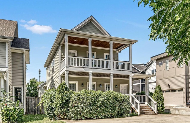 The Nations Farmhouse - King Bed & Backyard Deck - Less than 10 min to Broadway!