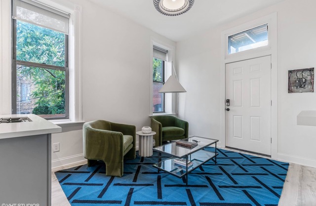 The Neighborhood Hotel - Lincoln Park 202 - One Bedroom w/Patio