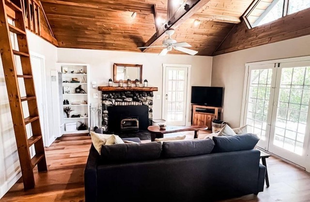 The Nest: Serene Sanctuary w Hot Tub, Fireplace, Grill, Hammock, Outdoor Fire Fe