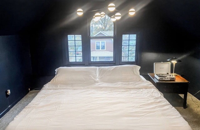 The New Yorker Suite in Queen City - 10 Mins to Downtown