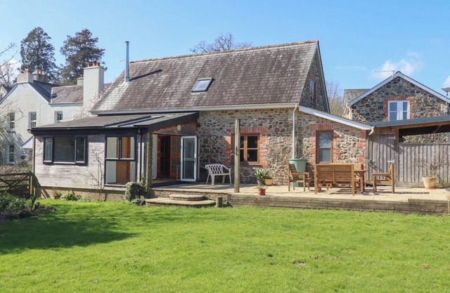 THE OLD COACH HOUSE, pet friendly, with open fire in Bovey Tracey