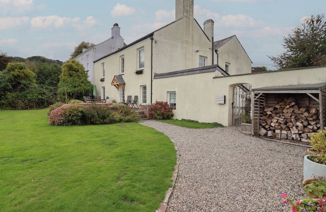 THE OLD MANOR HOUSE, pet friendly, with pool in Lifton