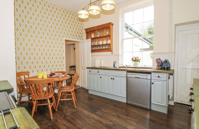 THE OLD RECTORY COTTAGE, family friendly in Montgomery