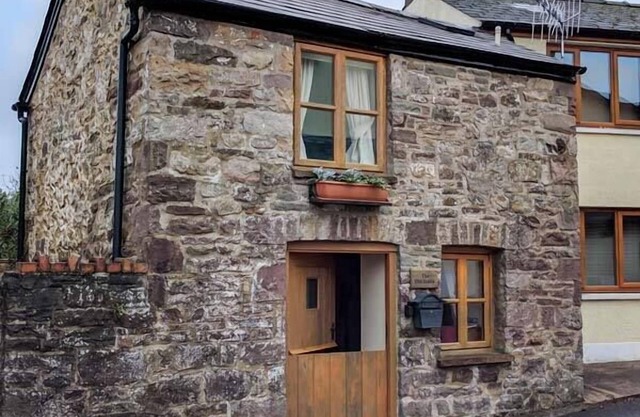 THE OLD STABLE, pet friendly, country holiday cottage in Gilwern