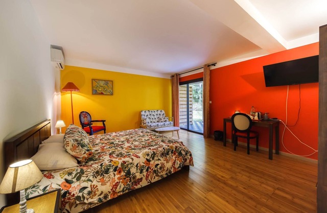 The orange room, chic and luxurious, calm in a large garden, swimming pool, jacuzzi.