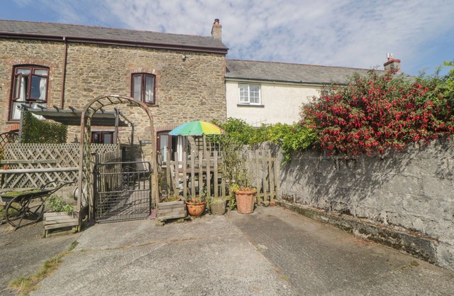THE ORCHARD, pet friendly, character holiday cottage in Okehampton