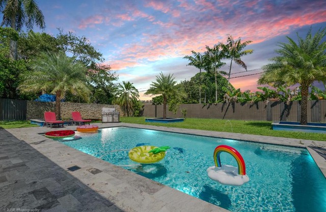 The Palms - Pool Table, Heated Pool, Work Area & BBQ