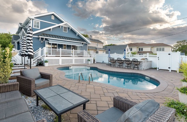 The Parkway Beach House-Two Blocks to the beach w/in ground heated s/water pool