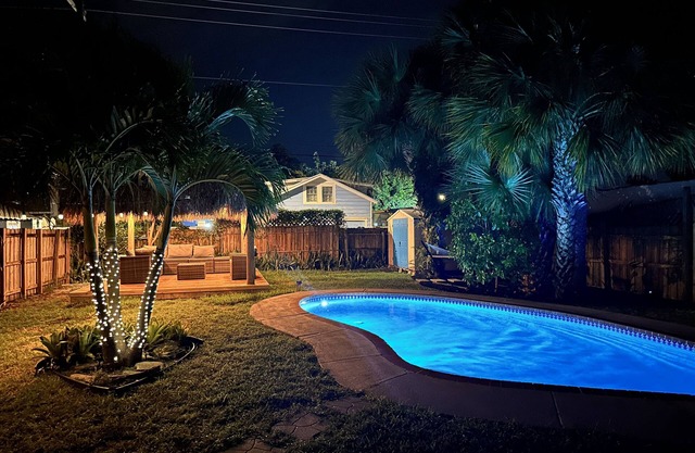 The Peacock Bungalow - Newly Renovated, Heated Pool & Jacuzzi, 5 min to Beach