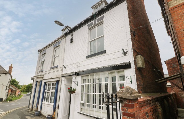 THE PEBBLES, pet friendly, country holiday cottage in Hornsea
