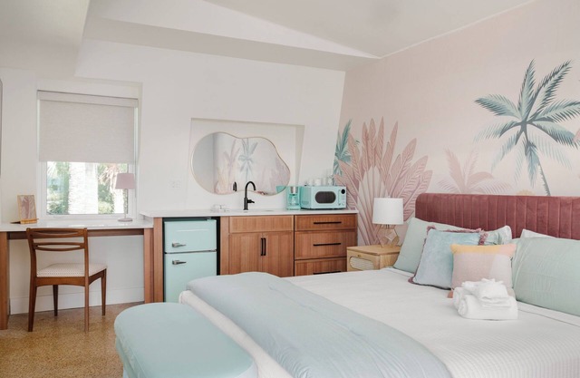 The Pelican King Studio -5 min walk to beach!