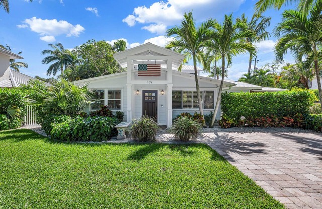 The Perfect Olde Naples Beach Lifestyle Experience - Walk to Beach & 5th Ave S
