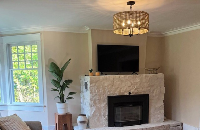 The Pink Door Cottage beach+kayaks+hiking+hot tub+fire pit +sunroom+covered bbq