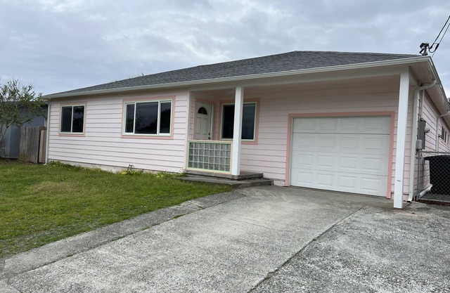 THE PINK PALACE. 4 BR/3 BA OCEAN VIEW HOME