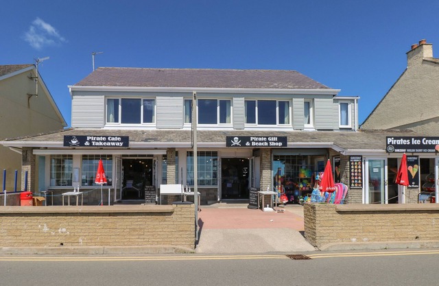 THE PIRATE, family friendly, with open fire in Amroth