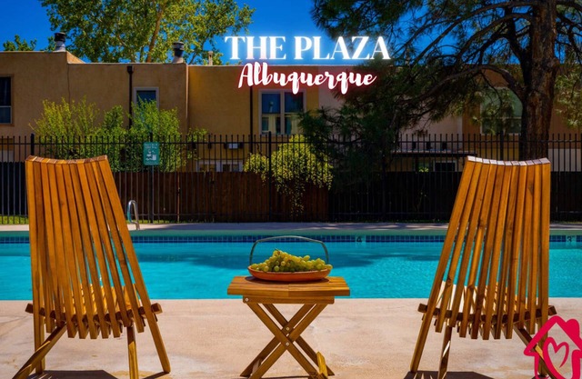 The Plaza - An Irvie Home w Summer Pool