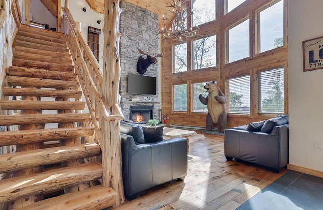 THE POCONO HOUSE AT CAMELBACK MOUNTAIN with Jacuzzi and Sauna