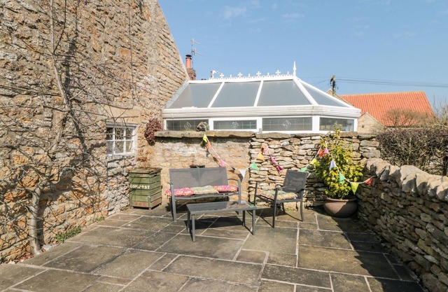 THE POTTING SHED, pet friendly, with a garden in Hutton Buscel