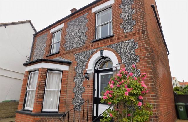 The Prairie - a deceptively spacious cottage with parking close to the beach in Sheringham