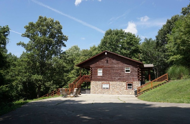 The Premier Destination in New Philadelphia - Deerwood Cabin - 5 Bedrooms
