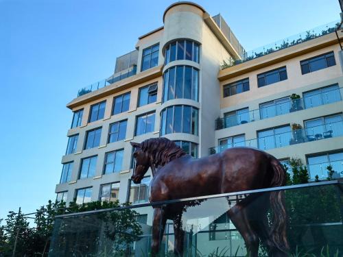 The Purple Horse Hotel 北京紫龙花园酒店 - Beijing Sky Garden Boutique Hotel & Rooftop Infinity Mini Pool - Near Forbidden City, Wangfujing, Tiananmen, Lama Temple - Personalised Tours