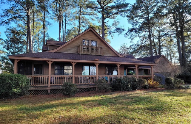 The Quarter Deck/Spacious Home with Water views!