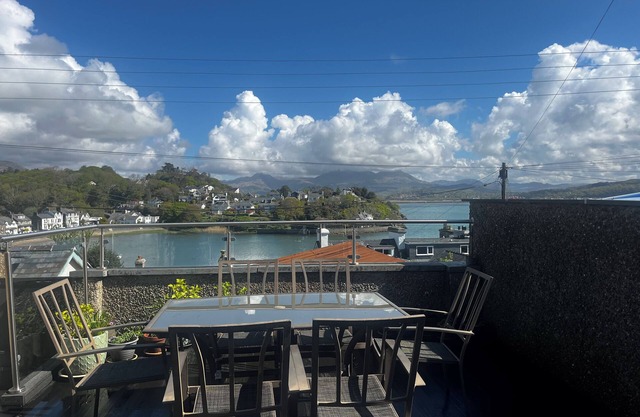 THE QUARTERDECK, pet friendly, with a garden in Borth-Y-Gest