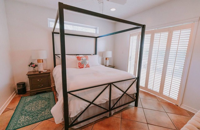 The Queen Suite - perfect Ocean Springs location only 1 block to Front Beach!
