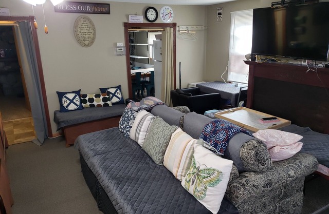 The Rail: 4 Bedrooms in Comfortable Home, Near Downtown