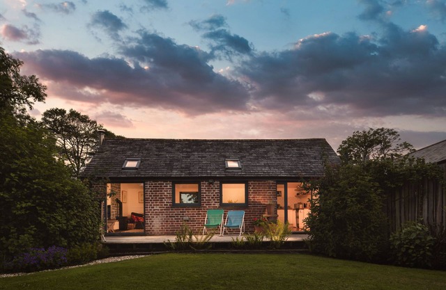 The Red Barn - sleeps 4 guests in 2 bedrooms