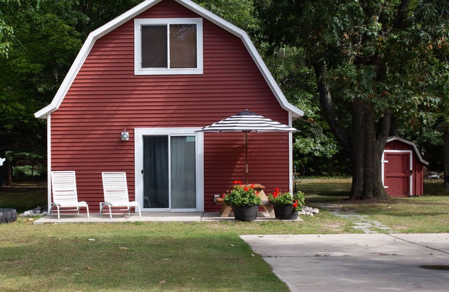 THE RED BARN - Walk to where it’s happening close by, 12 min. to Lake Michigan