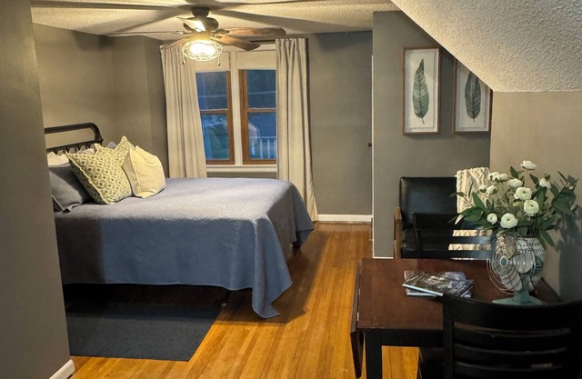 The Red Cottage is 2 blocks from Grundy Center's Historical Downtown. nn